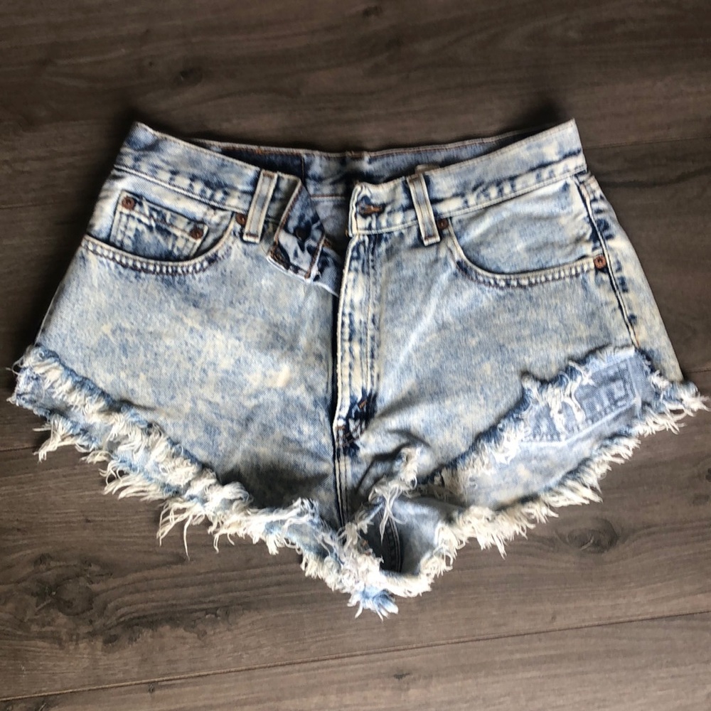 VINTAGE Levis booty shorts